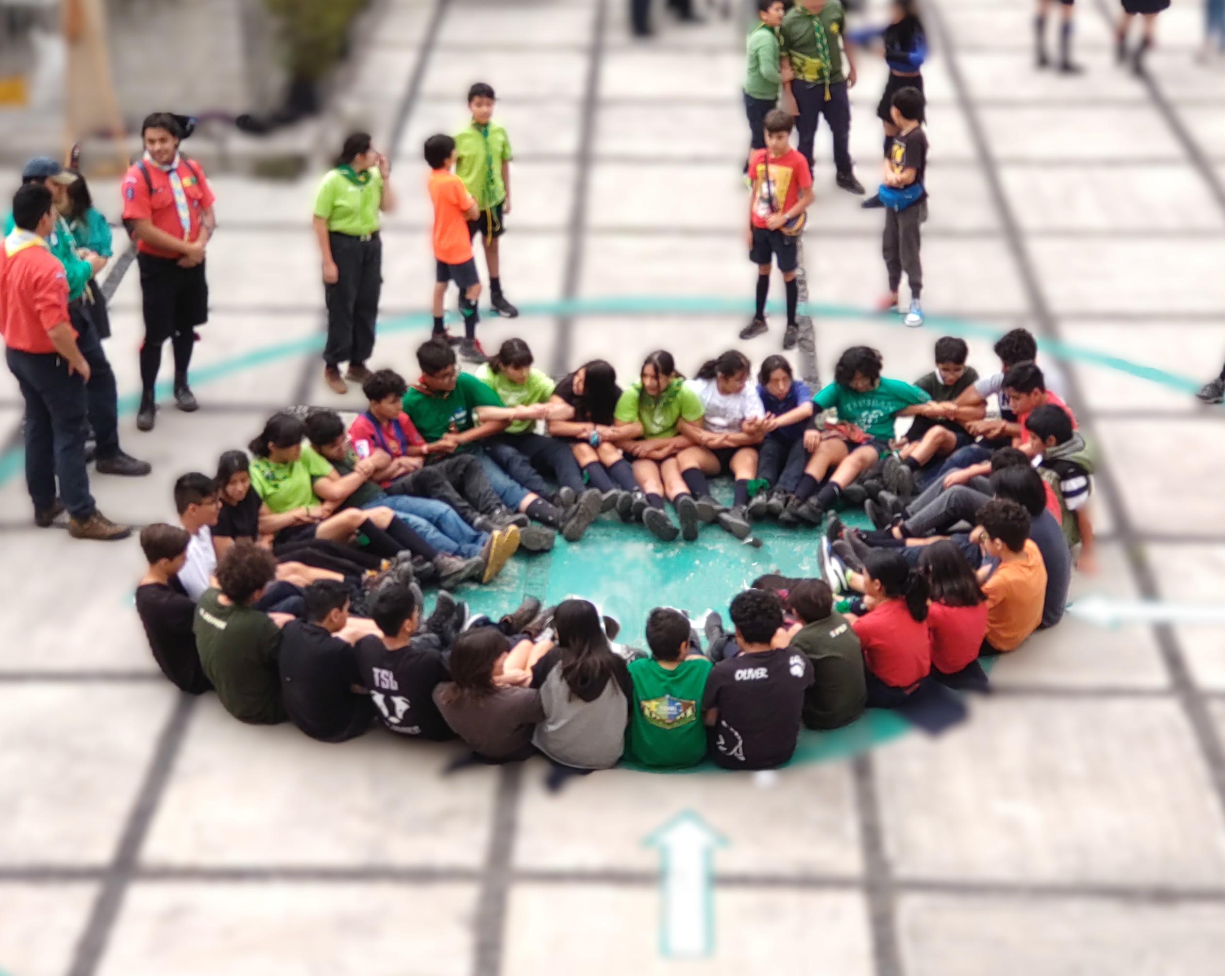 Scouts riendo juntos alrededor de una fogata