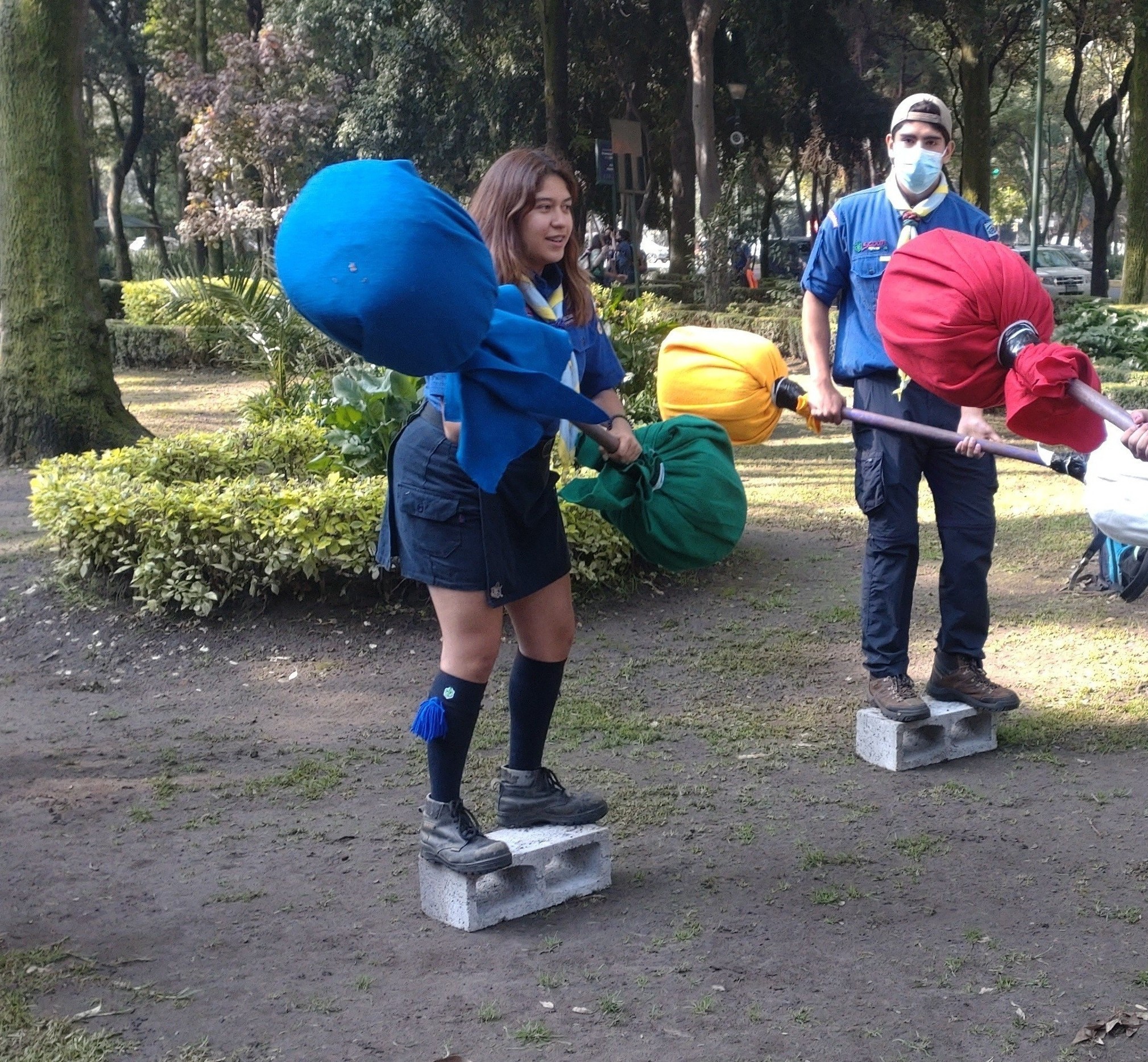 Scouts participando en un juego