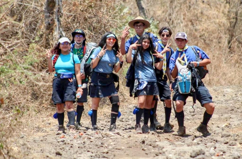 Scouts explorando un paisaje de montaña