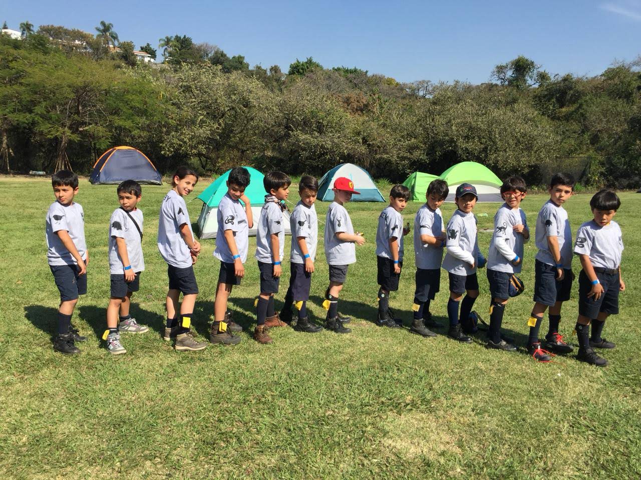 Scouts explorando un paisaje natural
