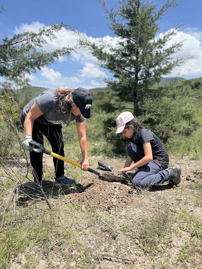 Scouts realizando una actividad de servicio y cuidado de la naturaleza