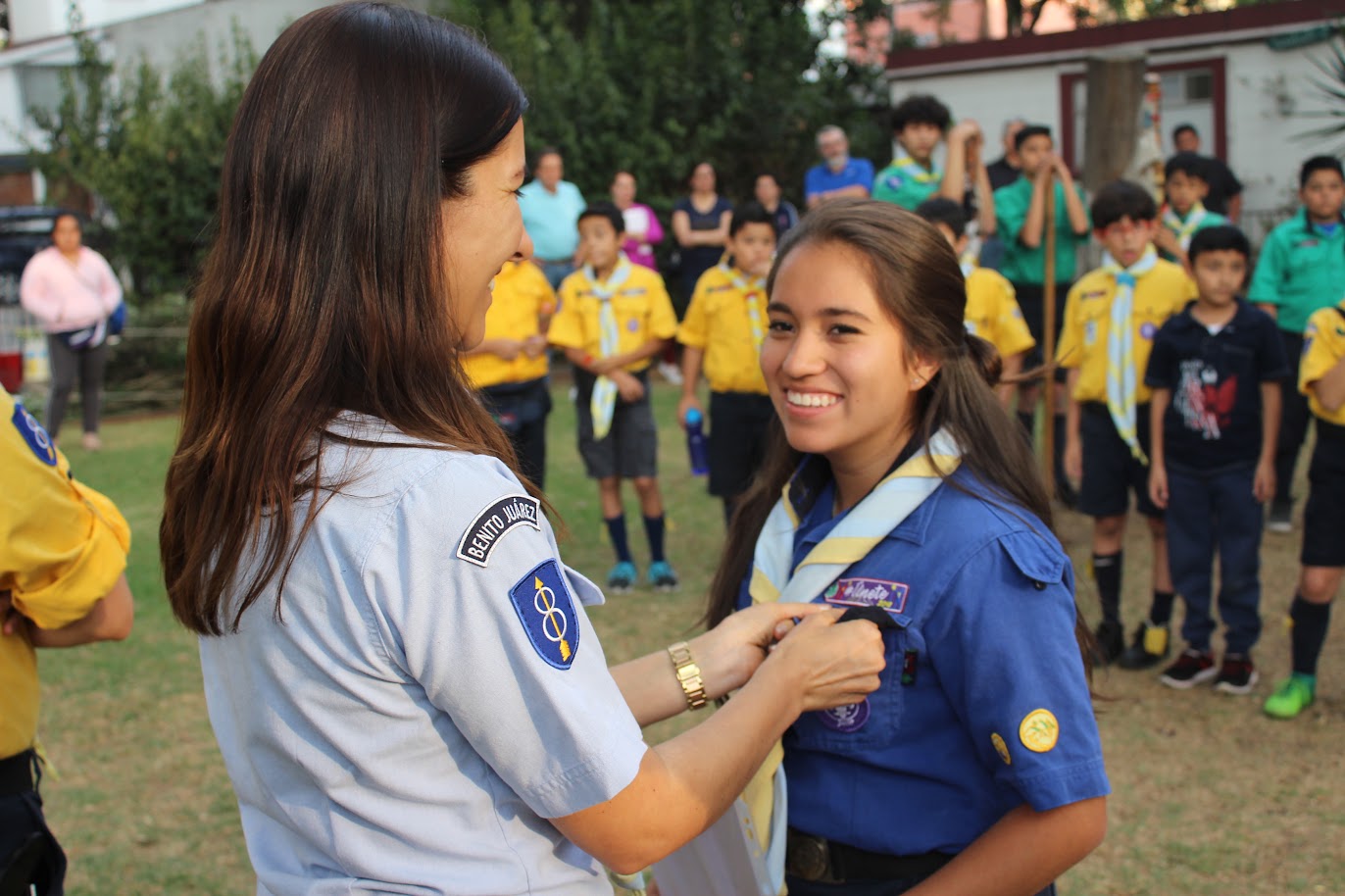 Scout recibiendo y compartiendo un reconocimiento