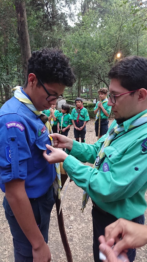 Scout recibiendo y compartiendo un reconocimiento