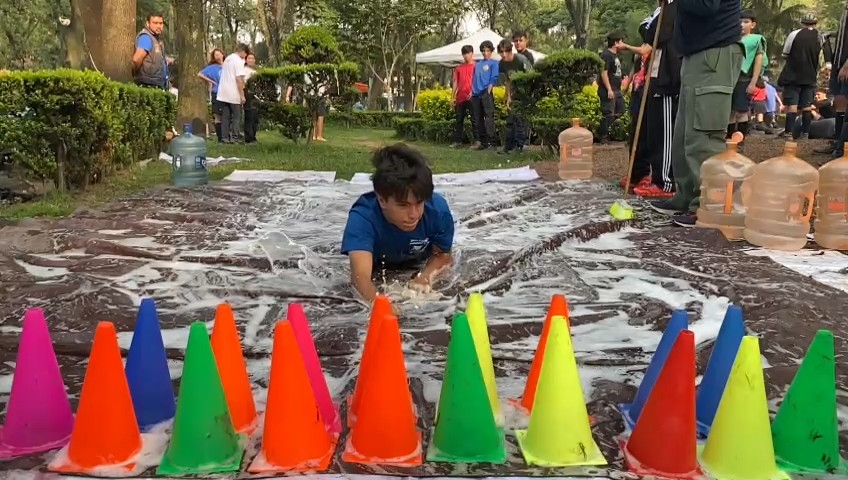 Scouts realizando una actividad al aire libre